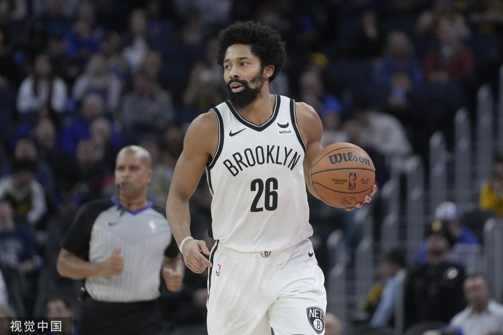 进行羽毛球 进行羽毛球